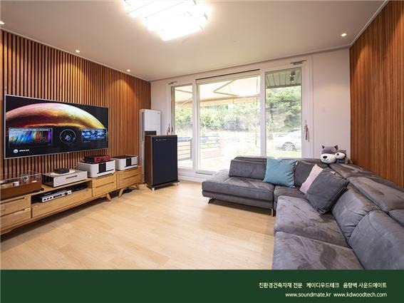 2021.8 [시공갤러리] [ 사운드메이트 ] 목재음향벽 어쿠스틱 보드패널 + 디퓨징루버 오크컬러로 완성된 거실 TV벽과 소파월 인테리어 4.jpg