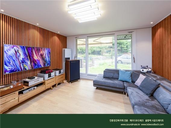 2021.8 [시공갤러리] [ 사운드메이트 ] 목재음향벽 어쿠스틱 보드패널 + 디퓨징루버 오크컬러로 완성된 거실 TV벽과 소파월 인테리어 10.jpg
