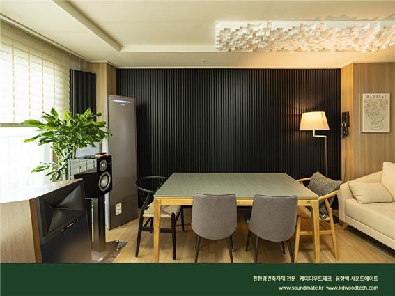2021.8 [시공갤러리] [ 사운드메이트 ] 목재음향벽 어쿠스틱 보드패널 프라임우드 블랙노이르 컬러로 완성된 거실 TV벽과 소파월 인테리어 9.jpg