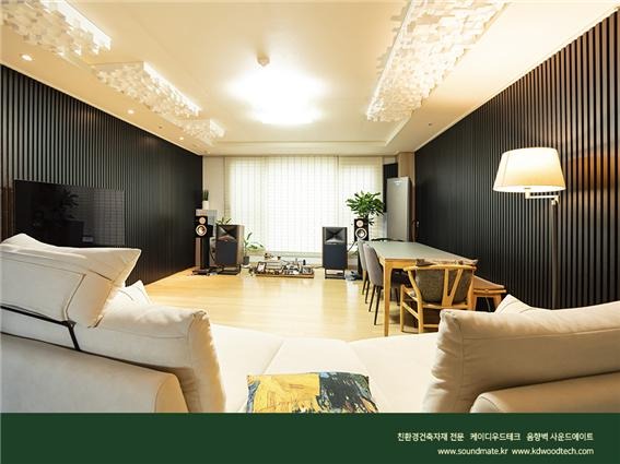 2021.8 [시공갤러리] [ 사운드메이트 ] 목재음향벽 어쿠스틱 보드패널 프라임우드 블랙노이르 컬러로 완성된 거실 TV벽과 소파월 인테리어 10.jpg