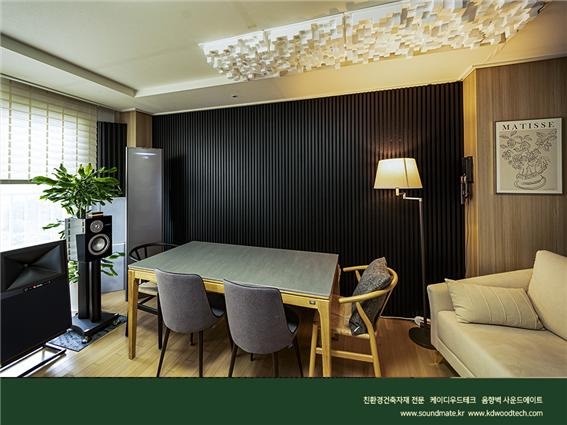 2021.8 [시공갤러리] [ 사운드메이트 ] 목재음향벽 어쿠스틱 보드패널 프라임우드 블랙노이르 컬러로 완성된 거실 TV벽과 소파월 인테리어 8.jpg