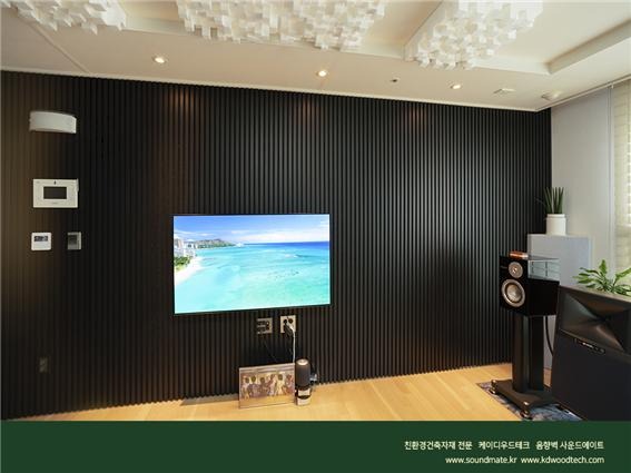 2021.8 [시공갤러리] [ 사운드메이트 ] 목재음향벽 어쿠스틱 보드패널 프라임우드 블랙노이르 컬러로 완성된 거실 TV벽과 소파월 인테리어 7.jpg