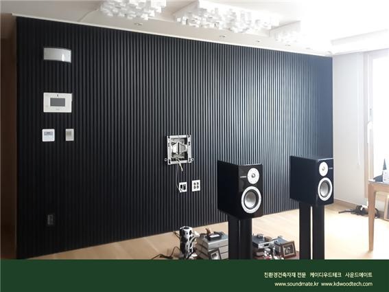 2021.8 [시공갤러리] [ 사운드메이트 ] 목재음향벽 어쿠스틱 보드패널 프라임우드 블랙노이르 컬러로 완성된 거실 TV벽과 소파월 인테리어 5.jpg