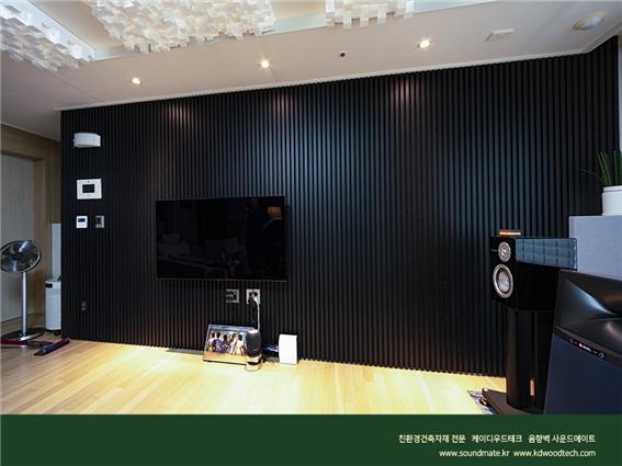 2021.8 [시공갤러리] [ 사운드메이트 ] 목재음향벽 어쿠스틱 보드패널 프라임우드 블랙노이르 컬러로 완성된 거실 TV벽과 소파월 인테리어 6.jpg