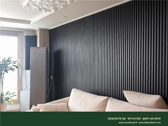 2021.8 [시공갤러리] [ 사운드메이트 ] 목재음향벽 어쿠스틱 보드패널 프라임우드 블랙노이르 컬러로 완성된 거실 TV벽과 소파월 인테리어 4.jpg
