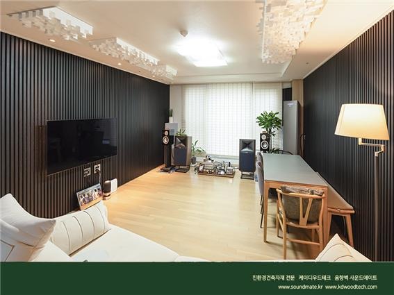 2021.8 [시공갤러리] [ 사운드메이트 ] 목재음향벽 어쿠스틱 보드패널 프라임우드 블랙노이르 컬러로 완성된 거실 TV벽과 소파월 인테리어 11.jpg