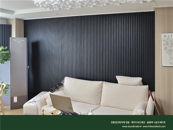 2021.8 [시공갤러리] [ 사운드메이트 ] 목재음향벽 어쿠스틱 보드패널 프라임우드 블랙노이르 컬러로 완성된 거실 TV벽과 소파월 인테리어 2.jpg