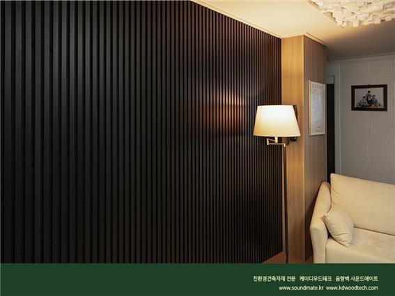2021.8 [시공갤러리] [ 사운드메이트 ] 목재음향벽 어쿠스틱 보드패널 프라임우드 블랙노이르 컬러로 완성된 거실 TV벽과 소파월 인테리어 1.jpg