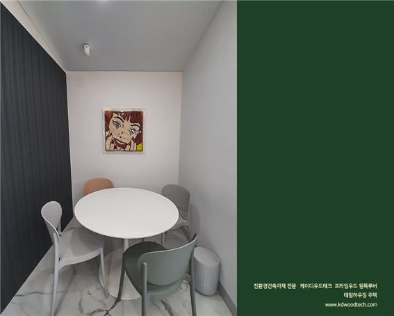 2021.11 [시공갤러리] [ 프라임우드 탄화목 ] 강원도 해변의 아름다운 집에 케이디우드테크 원목루버로 포인트벽을 연출 ; 태림하우징 2.jpg