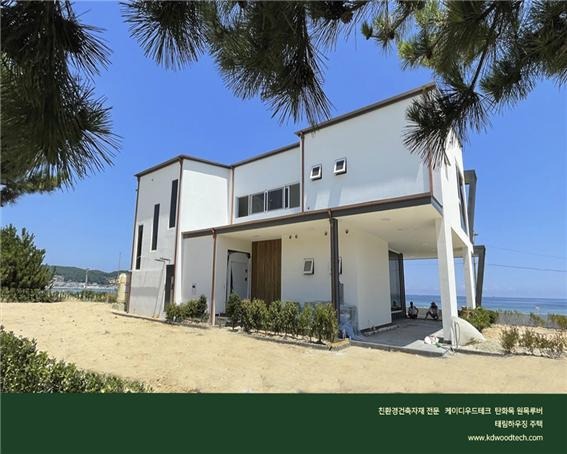 2021.11 [시공갤러리] [ 프라임우드 탄화목 ] 강원도 해변의 아름다운 집에 케이디우드테크 원목루버로 포인트벽을 연출 ; 태림하우징 1.jpg