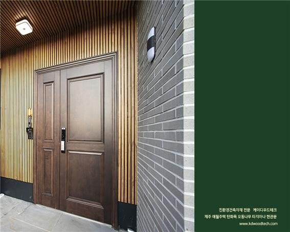 2021.12 [시공갤러리] [ 전원주택 ] 제주 애월읍 바닷가의 주택 ; 타지아나 현관문 에버히노끼 오동나무 탄화목 등의 침실,욕실 테라스 인테리어와 익스테리어 1.jpg