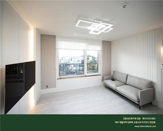 2021.12 [시공갤러리] [ 전원주택 ] 제주 애월읍 바닷가의 주택 ; 타지아나 현관문 에버히노끼 오동나무 탄화목 등의 침실,욕실 테라스 인테리어와 익스테리어 10.jpg