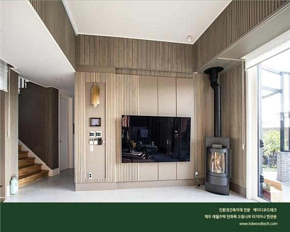 2021.12 [시공갤러리] [ 전원주택 ] 제주 애월읍 바닷가의 주택 ; 타지아나 현관문 에버히노끼 오동나무 탄화목 등의 침실,욕실 테라스 인테리어와 익스테리어 16.jpg