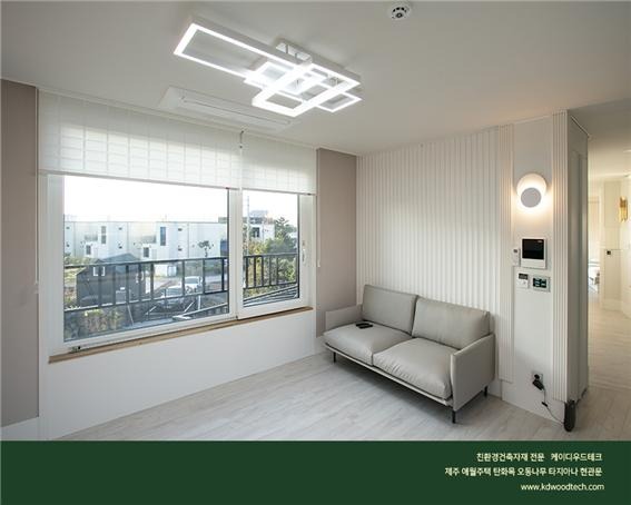 2021.12 [시공갤러리] [ 전원주택 ] 제주 애월읍 바닷가의 주택 ; 타지아나 현관문 에버히노끼 오동나무 탄화목 등의 침실,욕실 테라스 인테리어와 익스테리어 8.jpg