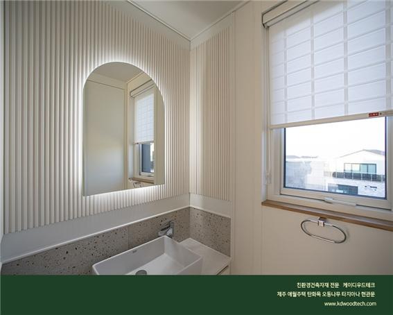 2021.12 [시공갤러리] [ 전원주택 ] 제주 애월읍 바닷가의 주택 ; 타지아나 현관문 에버히노끼 오동나무 탄화목 등의 침실,욕실 테라스 인테리어와 익스테리어 7.jpg