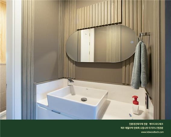 2021.12 [시공갤러리] [ 전원주택 ] 제주 애월읍 바닷가의 주택 ; 타지아나 현관문 에버히노끼 오동나무 탄화목 등의 침실,욕실 테라스 인테리어와 익스테리어 3.jpg