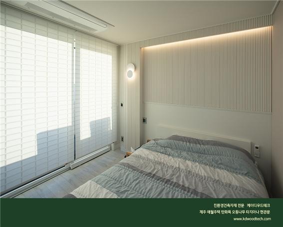 2021.12 [시공갤러리] [ 전원주택 ] 제주 애월읍 바닷가의 주택 ; 타지아나 현관문 에버히노끼 오동나무 탄화목 등의 침실,욕실 테라스 인테리어와 익스테리어 6.jpg