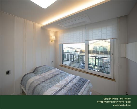 2021.12 [시공갤러리] [ 전원주택 ] 제주 애월읍 바닷가의 주택 ; 타지아나 현관문 에버히노끼 오동나무 탄화목 등의 침실,욕실 테라스 인테리어와 익스테리어 2.jpg