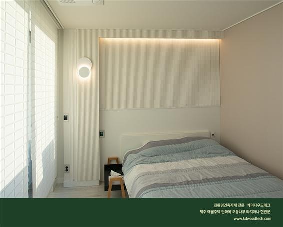 2021.12 [시공갤러리] [ 전원주택 ] 제주 애월읍 바닷가의 주택 ; 타지아나 현관문 에버히노끼 오동나무 탄화목 등의 침실,욕실 테라스 인테리어와 익스테리어 5.jpg