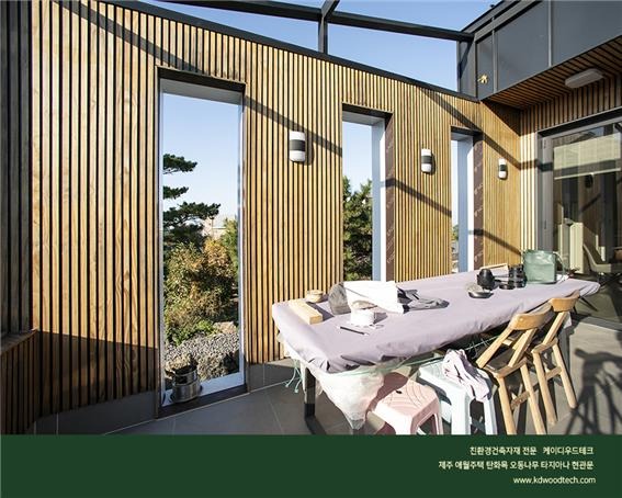 2021.12 [시공갤러리] [ 전원주택 ] 제주 애월읍 바닷가의 주택 ; 타지아나 현관문 에버히노끼 오동나무 탄화목 등의 침실,욕실 테라스 인테리어와 익스테리어 13.jpg