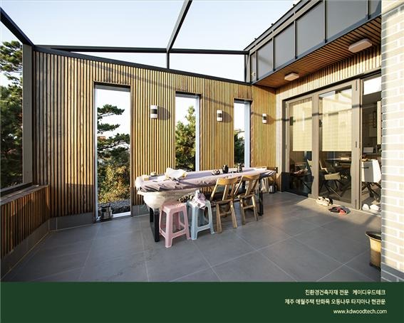 2021.12 [시공갤러리] [ 전원주택 ] 제주 애월읍 바닷가의 주택 ; 타지아나 현관문 에버히노끼 오동나무 탄화목 등의 침실,욕실 테라스 인테리어와 익스테리어 14.jpg