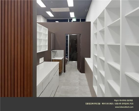 2022.1 [시공갤러리] [ 오동나무 프라임우드 ] 약국인테리어에 적용된 원목루버 - 인터프래닝 인테리어 6.jpg