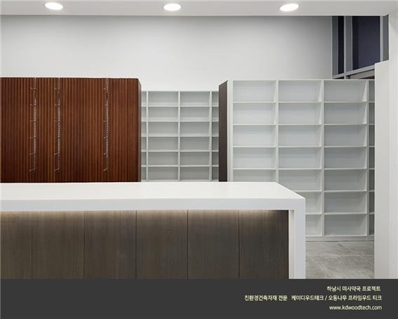 2022.1 [시공갤러리] [ 오동나무 프라임우드 ] 약국인테리어에 적용된 원목루버 - 인터프래닝 인테리어 5.jpg