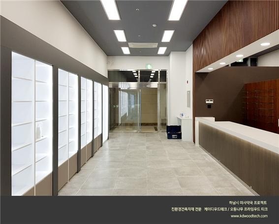 2022.1 [시공갤러리] [ 오동나무 프라임우드 ] 약국인테리어에 적용된 원목루버 - 인터프래닝 인테리어 7.jpg