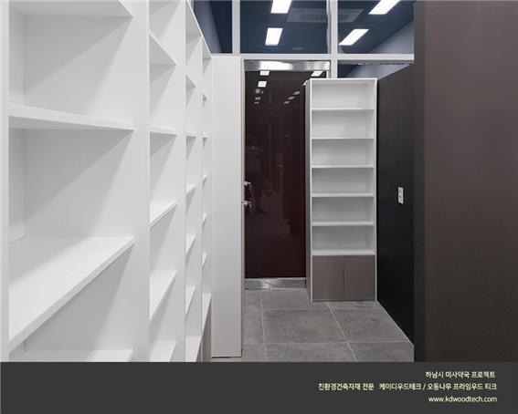 2022.1 [시공갤러리] [ 오동나무 프라임우드 ] 약국인테리어에 적용된 원목루버 - 인터프래닝 인테리어 4.jpg