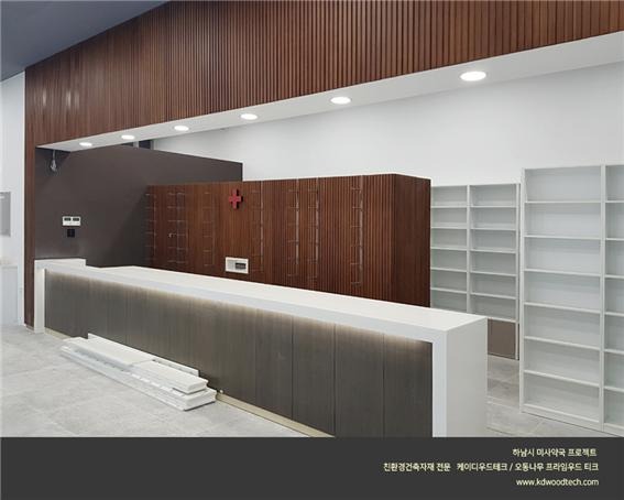 2022.1 [시공갤러리] [ 오동나무 프라임우드 ] 약국인테리어에 적용된 원목루버 - 인터프래닝 인테리어 3.jpg