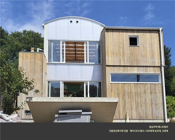 2022.8 [시공갤러리] [ 목재 보존재 오르가노 규화제 ] 충남주택 외벽마감재 적삼목에 도포 , 베스트팀버 제공 3.jpg