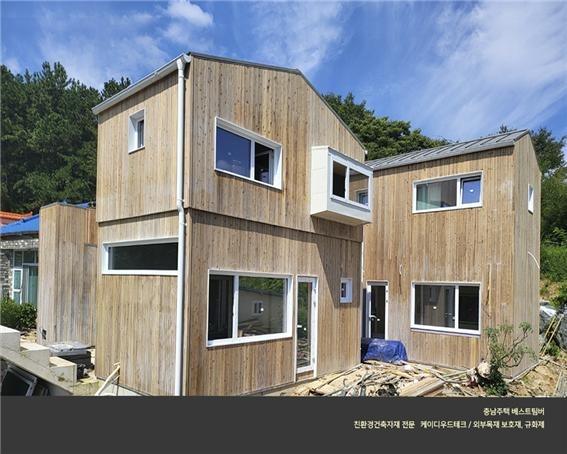 2022.8 [시공갤러리] [ 목재 보존재 오르가노 규화제 ] 충남주택 외벽마감재 적삼목에 도포 , 베스트팀버 제공 2.jpg