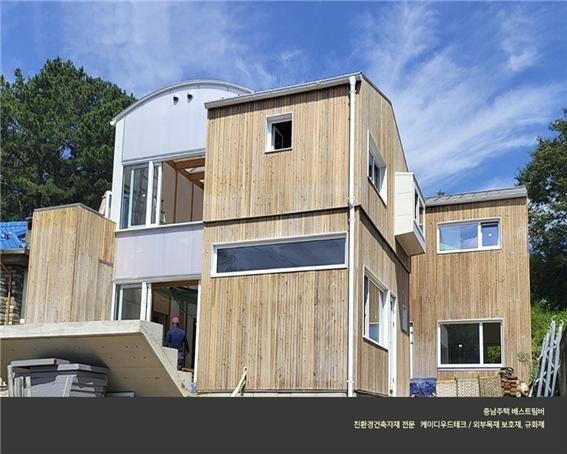 2022.8 [시공갤러리] [ 목재 보존재 오르가노 규화제 ] 충남주택 외벽마감재 적삼목에 도포 , 베스트팀버 제공 1.jpg