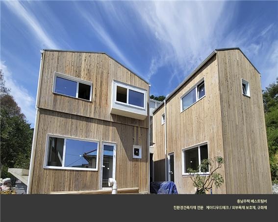 2022.8 [시공갤러리] [ 목재 보존재 오르가노 규화제 ] 충남주택 외벽마감재 적삼목에 도포 , 베스트팀버 제공 4.jpg