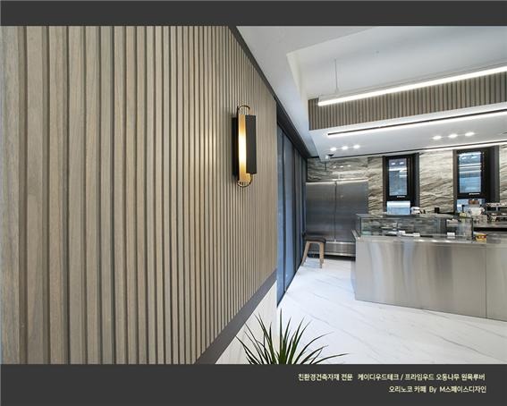 2022.9 [시공갤러리] [ KD 프라임우드 원목루버 ] 오리노코 신축카페 ,노블한 그레이워시 카페 공간의 1층 인테리어 - M스페이스디자인 14.jpg