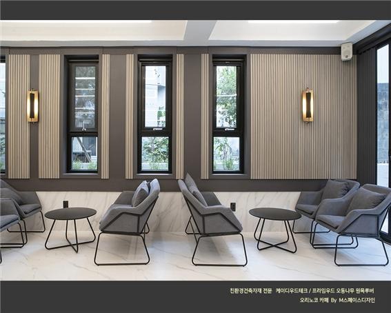 2022.9 [시공갤러리] [ KD 프라임우드 원목루버 ] 오리노코 신축카페 ,노블한 그레이워시 카페 공간의 1층 인테리어 - M스페이스디자인 11.jpg