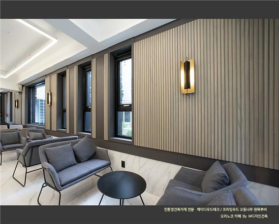 2022.9 [시공갤러리] [ KD 프라임우드 원목루버 ] 오리노코 신축카페 ,노블한 그레이워시 카페 공간의 1층 인테리어 - M스페이스디자인 18.jpg