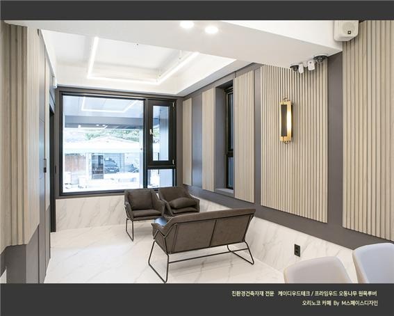 2022.9 [시공갤러리] [ KD 프라임우드 원목루버 ] 오리노코 신축카페 ,노블한 그레이워시 카페 공간의 1층 인테리어 - M스페이스디자인 9.jpg