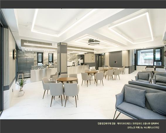 2022.9 [시공갤러리] [ KD 프라임우드 원목루버 ] 오리노코 신축카페 ,노블한 그레이워시 카페 공간의 1층 인테리어 - M스페이스디자인 17.jpg