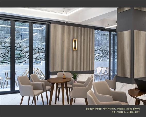2022.9 [시공갤러리] [ KD 프라임우드 원목루버 ] 오리노코 신축카페 ,노블한 그레이워시 카페 공간의 1층 인테리어 - M스페이스디자인 5.jpg