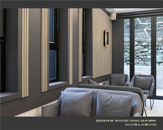 2022.9 [시공갤러리] [ KD 프라임우드 원목루버 ] 오리노코 신축카페 ,노블한 그레이워시 카페 공간의 1층 인테리어 - M스페이스디자인 4.jpg