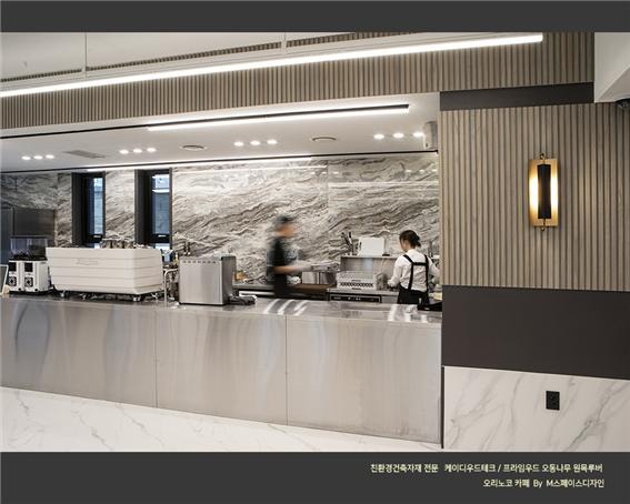 2022.9 [시공갤러리] [ KD 프라임우드 원목루버 ] 오리노코 신축카페 ,노블한 그레이워시 카페 공간의 1층 인테리어 - M스페이스디자인 8.jpg