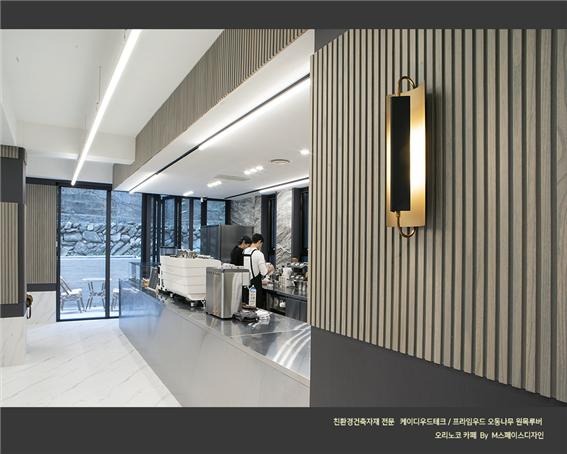 2022.9 [시공갤러리] [ KD 프라임우드 원목루버 ] 오리노코 신축카페 ,노블한 그레이워시 카페 공간의 1층 인테리어 - M스페이스디자인 6.jpg