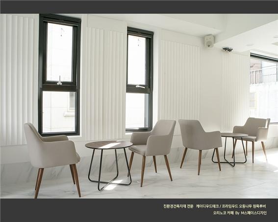 2022.9 [시공갤러리] [ KD 프라임우드 원목루버 ] 오리노코 신축카페 ,노블한 그레이워시 카페 공간의 2층 인테리어 - M스페이스디자인 11.jpg