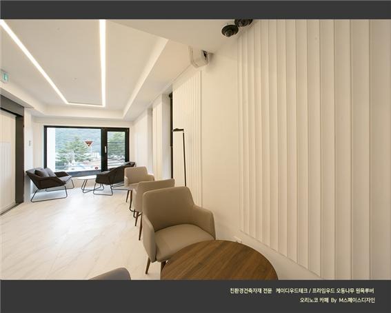 2022.9 [시공갤러리] [ KD 프라임우드 원목루버 ] 오리노코 신축카페 ,노블한 그레이워시 카페 공간의 2층 인테리어 - M스페이스디자인 6.jpg