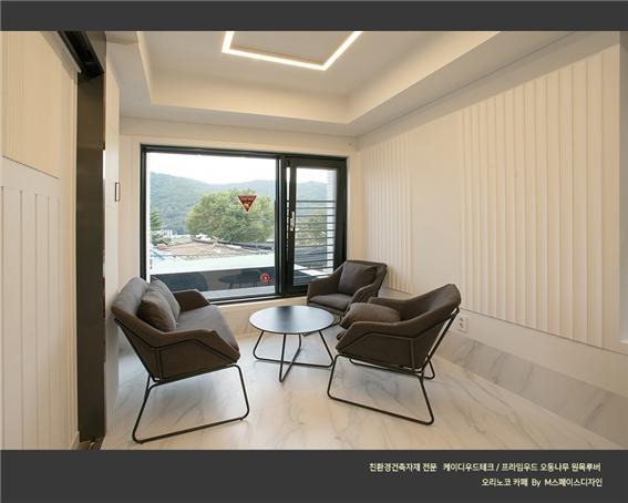 2022.9 [시공갤러리] [ KD 프라임우드 원목루버 ] 오리노코 신축카페 ,노블한 그레이워시 카페 공간의 2층 인테리어 - M스페이스디자인 5.jpg