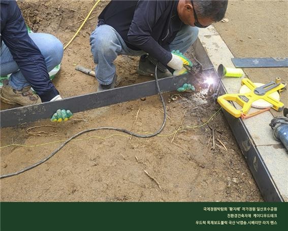 2024.4 [시공갤러리] [목재보도블럭 우드럭 + 라치 펜스] 고양국제꽃박람회 2024,황지해 정원작가 정원 설치 완료 (1) 10.jpg