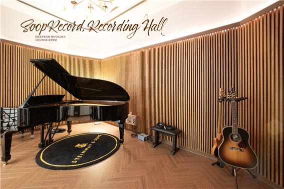 2024.7 [시공갤러리] [사운드메이트 음향패널 ] 숲레코드 레코딩홀에 음향패널 오동나무 체스트넛으로 인테리어 마감 4.jpg