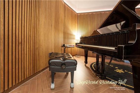 2024.7 [시공갤러리] [사운드메이트 음향패널 ] 숲레코드 레코딩홀에 음향패널 오동나무 체스트넛으로 인테리어 마감 2.jpg