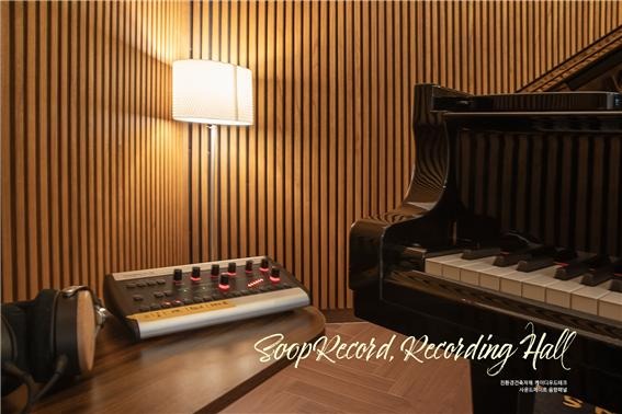 2024.7 [시공갤러리] [사운드메이트 음향패널 ] 숲레코드 레코딩홀에 음향패널 오동나무 체스트넛으로 인테리어 마감 3.jpg